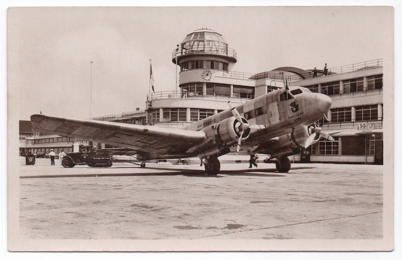 laurentalbaret's tweet photo. [#patrimoine] ca 1937-1938 • carte postale. Avion bimoteur de transport Bloch 220 « Gascogne » immatriculé F-AOHD devant la tour de contrôle du Bourget © coll. personnelle #LeBourget2019 #100ansMAE #100ansAero #PAS19 https://t.co/j4ku9NShZd