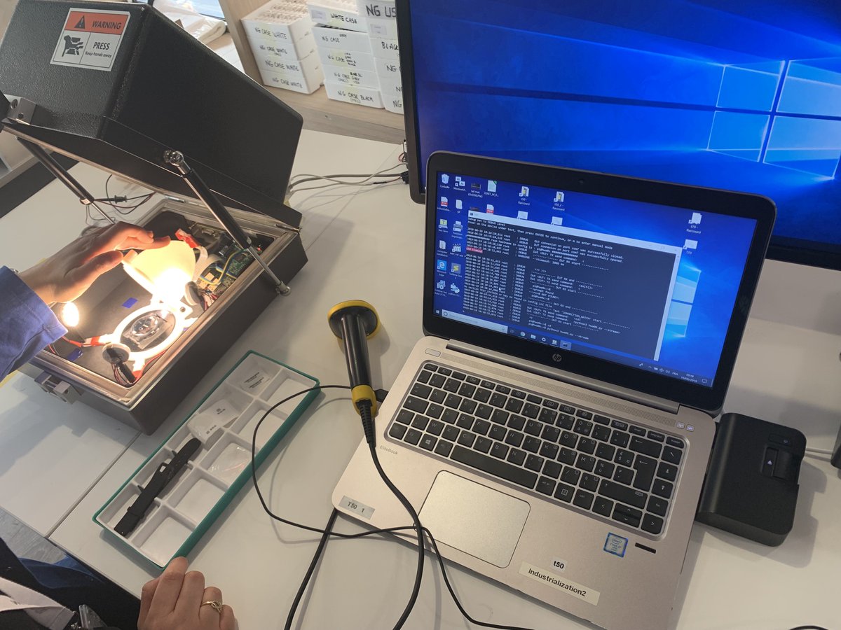 WithingsFR's tweet photo. C’est à ce moment que votre #WithingsMove subit une batterie de tests (vibration, étanchéité, vérification des aiguilles, vérification de la conductivité électrique), réalisée par Tasnime, pour s’assurer que votre montre soit parfaite.
#MadeInFrance 🇫🇷
#MakeYourMove https://t.co/GAWnGBwclG