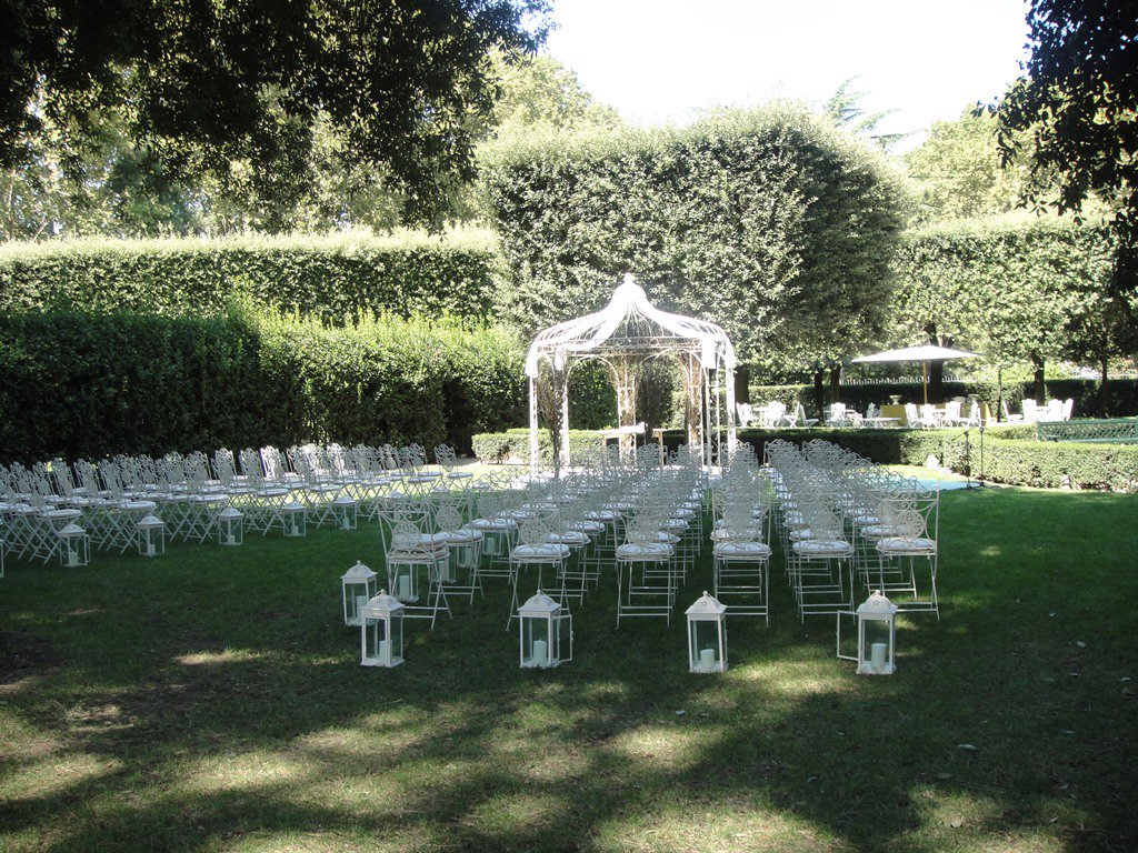 TheLindaCooper's tweet photo. The simplicity of getting married under a pure white arbour. All you need is the sunshine.

#weddings #wedding #weddinginspiration #weddingvenue #outdoorwedding #couturewedding #highendwedding#lindacooperwedding https://t.co/rlI8MY4lwi