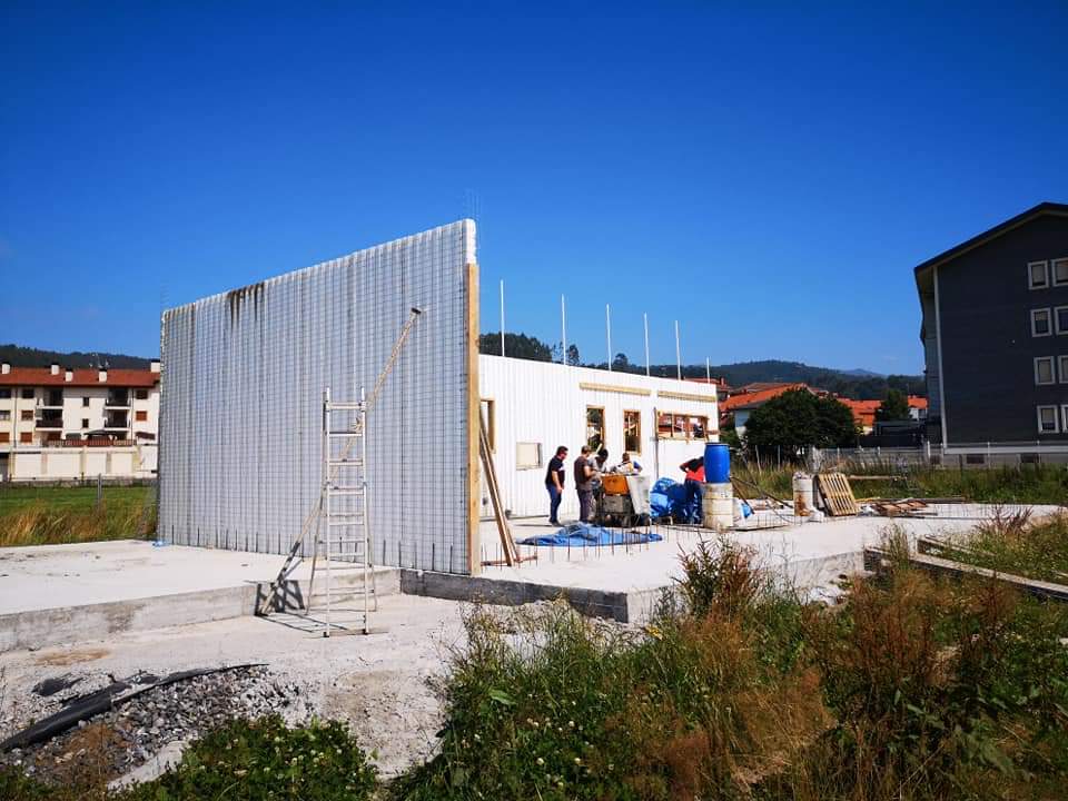 dehogaresinmo's tweet photo. Comenzamos otra obra con Baupanel system. Nos estamos haciendo un hueco importante en el sector de las viviendas pasivas en el norte de España. Nuestro sistema de casas inteligentes no tiene rival en cuanto a prestaciones técnicas, tiempos ni  precios. 🏠#smarthome #casapasiva https://t.co/d5IJFt5X50