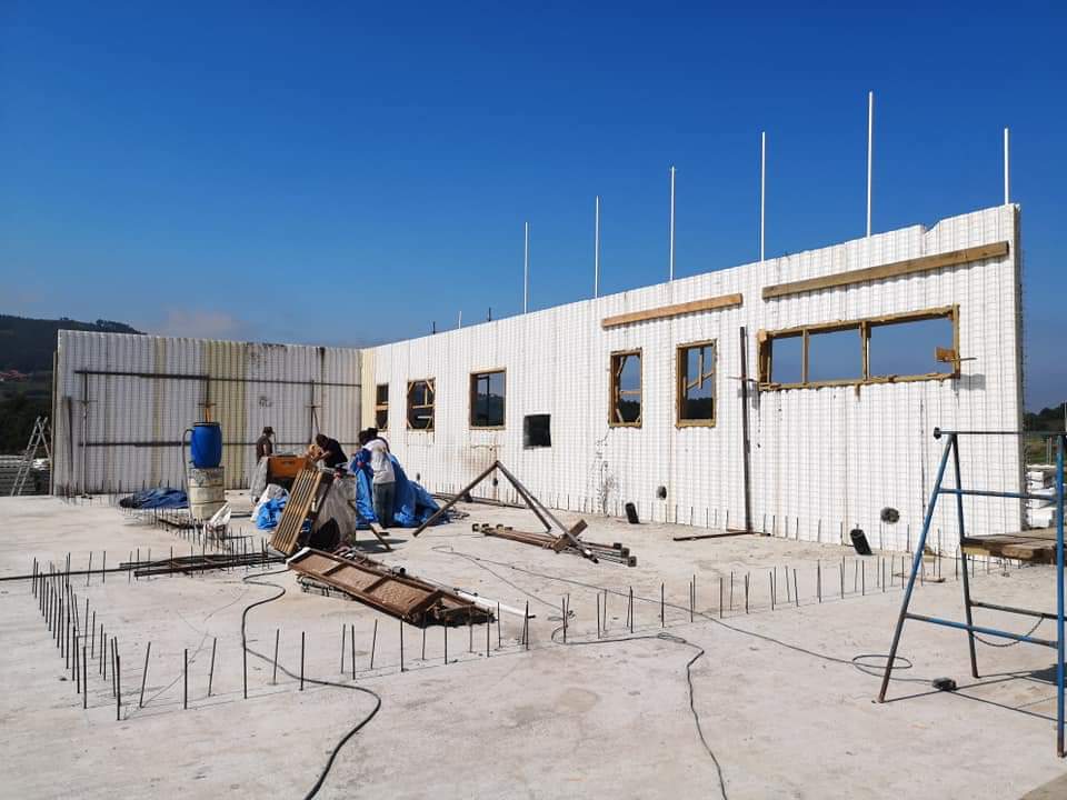dehogaresinmo's tweet photo. Comenzamos otra obra con Baupanel system. Nos estamos haciendo un hueco importante en el sector de las viviendas pasivas en el norte de España. Nuestro sistema de casas inteligentes no tiene rival en cuanto a prestaciones técnicas, tiempos ni  precios. 🏠#smarthome #casapasiva https://t.co/d5IJFt5X50