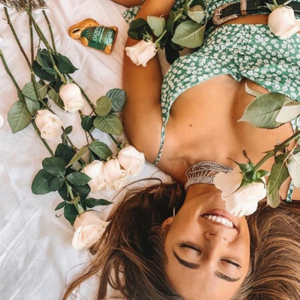 Feeling extra special... 💖 📸:<a href="/laulauhiggs/">lauren</a> 
#RosesOnlyUK⁣ soo.nr/fJG5