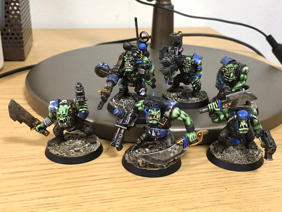 Finished a Loota for my Killteam, had a hard time getting a good shot of him so here’s a group shot instead! #killteam #ork #orkz #deffskullz #freebootaz #warhammer40k #40k #warhammer #gamesworkshop #paintingwarhammer #paintingminiatures
