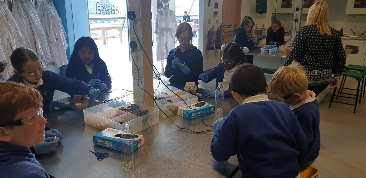 MrsPSmith7's tweet image. Mrs Smith's group is learning about aerodynamics and engineering at the car - azy construction. #STEM #sciencecentre @ChloeQu41458965 @ElaineM75476171 @KeanMeghan