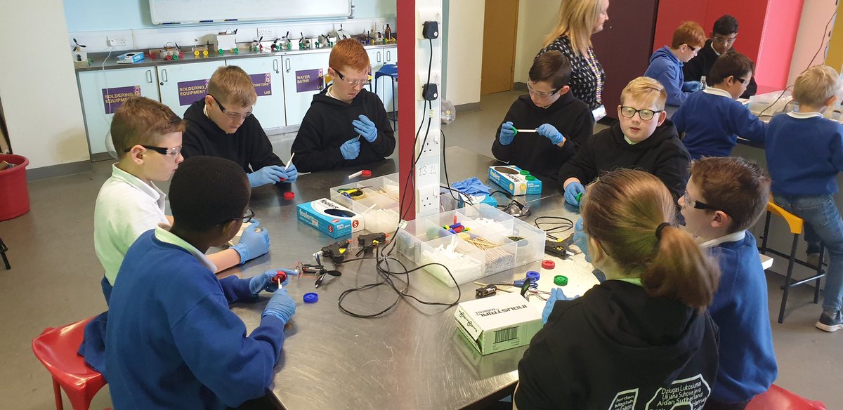 MrsPSmith7's tweet image. Mrs Smith's group is learning about aerodynamics and engineering at the car - azy construction. #STEM #sciencecentre @ChloeQu41458965 @ElaineM75476171 @KeanMeghan