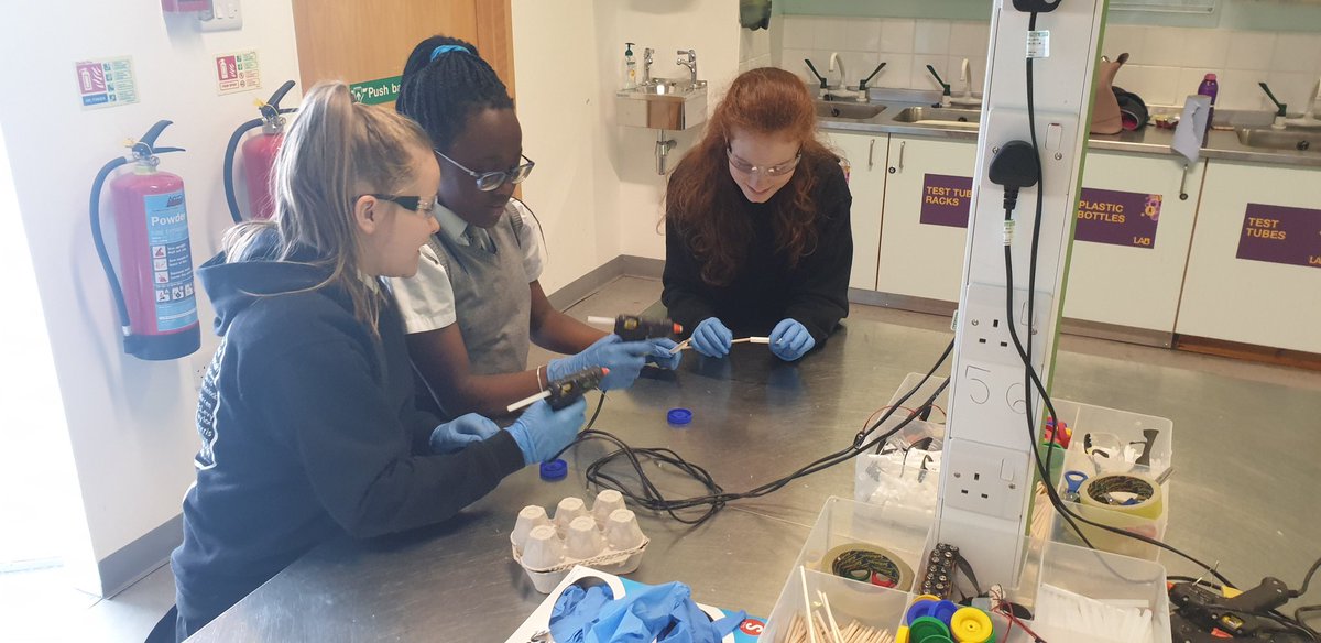 MrsPSmith7's tweet image. Mrs Smith's group is learning about aerodynamics and engineering at the car - azy construction. #STEM #sciencecentre @ChloeQu41458965 @ElaineM75476171 @KeanMeghan