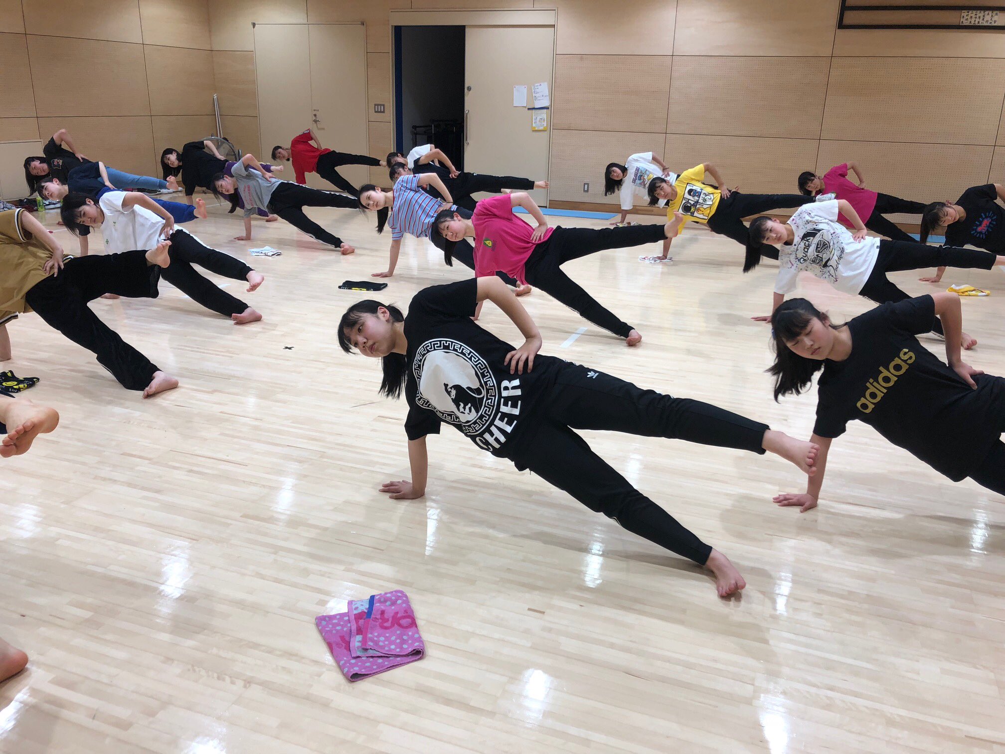 Dance Club Championship 全国高等学校ダンス部選手権 体幹筋トレ 頑張っています きつい筋トレも キレの良いダンスをするためには大切なこと 体幹筋トレ 実は私も健康のために毎日やってるので 写真のみんなの体勢がどれだけキツいわかります