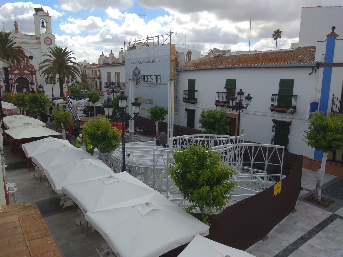 Avanzan los trabajos en la catedral efímera que se está edificando en la plaza Virgen del Rocío.