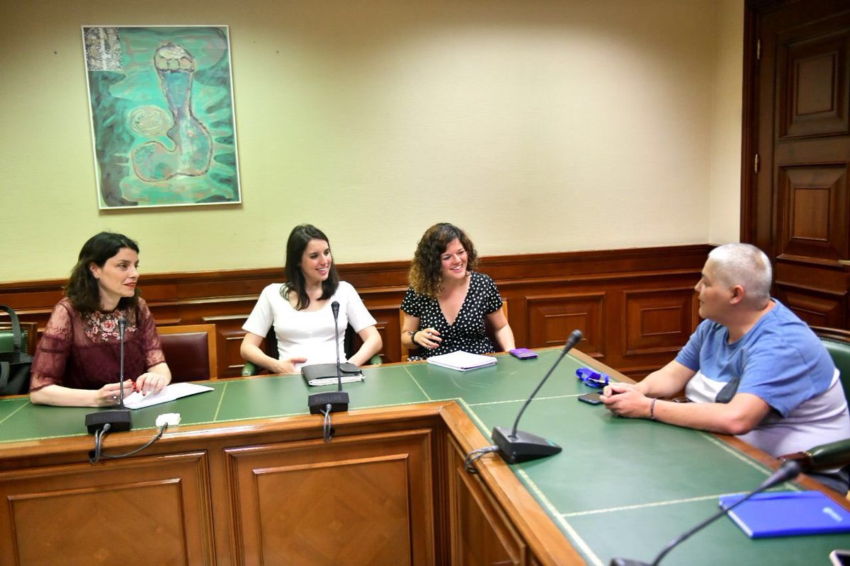 margpuig's tweet image. Hoy @Irene_Montero_ , @SofCastanon y yo nos hemos reunido con la @FELGTB para tratar los retos en esta nueva legislatura, especialmente de la necesidad y urgencia de una ley de igualdad LGTBI de ámbito estatal.