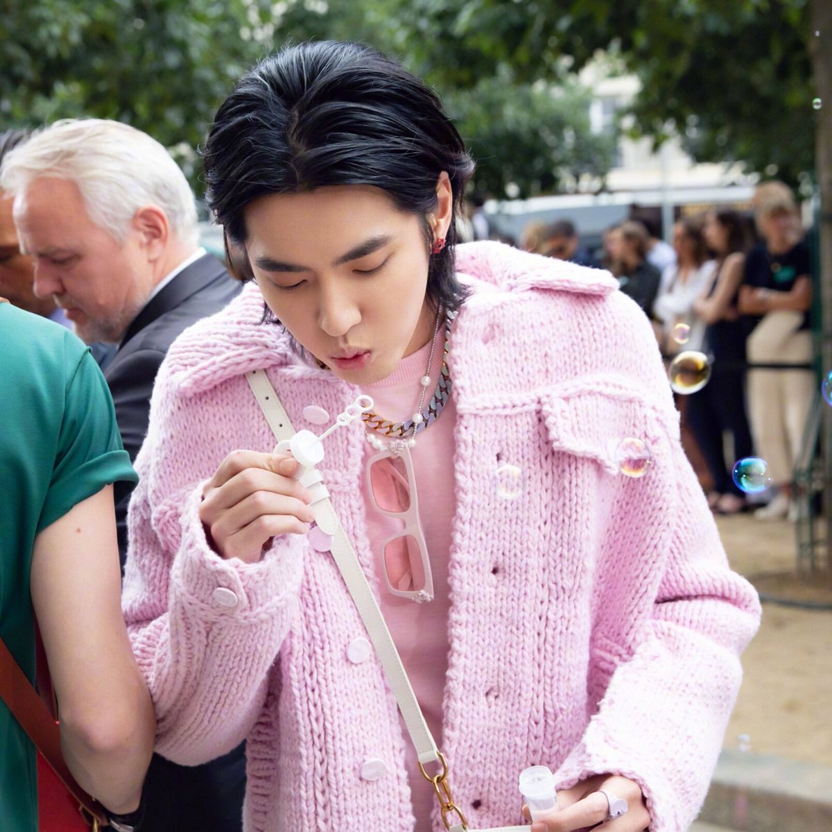dreamernrebel's tweet photo. our kris is absolutely the cutest man in this galaxy 🌸🌸 https://t.co/gMtMs3HXPG