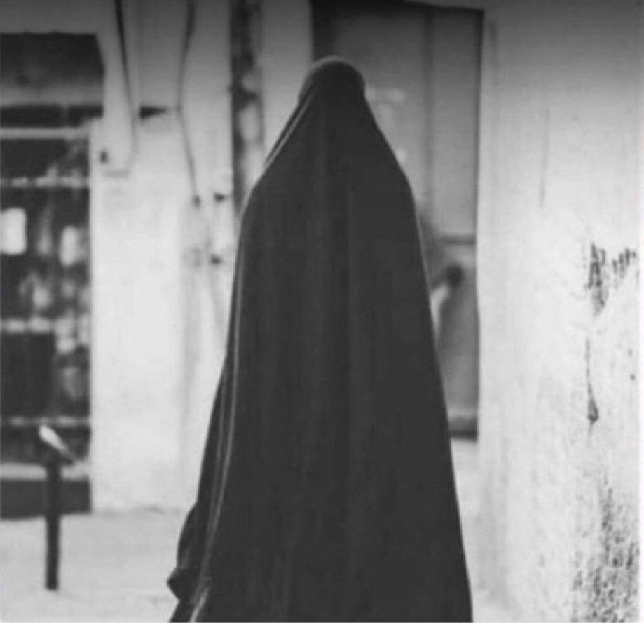 لازلت أحاول أن أفهم ماذا رأى موسى عليه السلام من فتاة مدين لينفق عشر سنين من عمره مهراً لها، فوجدت الجواب بقوله تعالى: "تمشي على استحياء"

لم يصف الله طولها ولا شكلها بل وصف أغلى ما وجد فيها وهو الحياء، كنزٌ ثمين ضاع من بعض النساء والبنات