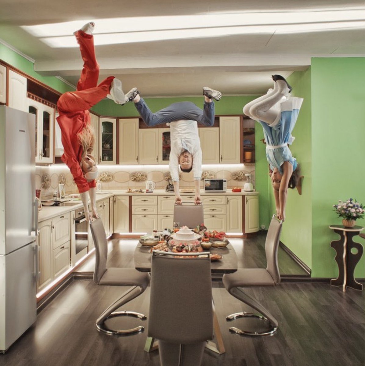 OCMagazines's tweet image. One week into summer ☀️ Are the kids bored yet? If so, you can turn that frown upside down with a day trip to The Museum of Illusions ! 
laillusions.com/tickets/
.
.
📷 @museumofillusions.la 
📷 @tschelovek_graffiti  @ Museum of Illusions