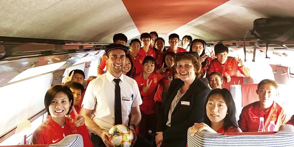 SNCFVoyageurs's tweet photo. Elles nous transportent par la magie du foot ⚽ nous les transportons jusqu'aux stades 🚄
En tant que Supporter National de la Coupe du Monde Féminine de la @FIFAWWC, nous sommes fiers de transporter les équipes durant la compétition🏆 #TousLesButsSontPossibles #LeMomentDeBriller https://t.co/iUi4NDgN4N