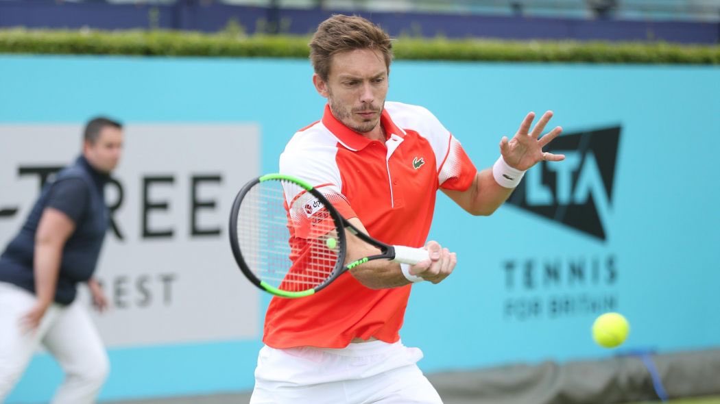 Bravo à <a href="/nmahut/">Nico Mahut</a> qui sort <a href="/stanwawrinka/">Stanislas Wawrinka</a> au Queens et retrouvera <a href="/GillesSimon84/">Gilles SIMON</a> en quart de finale #proud #cmon #besidesportagencyteam