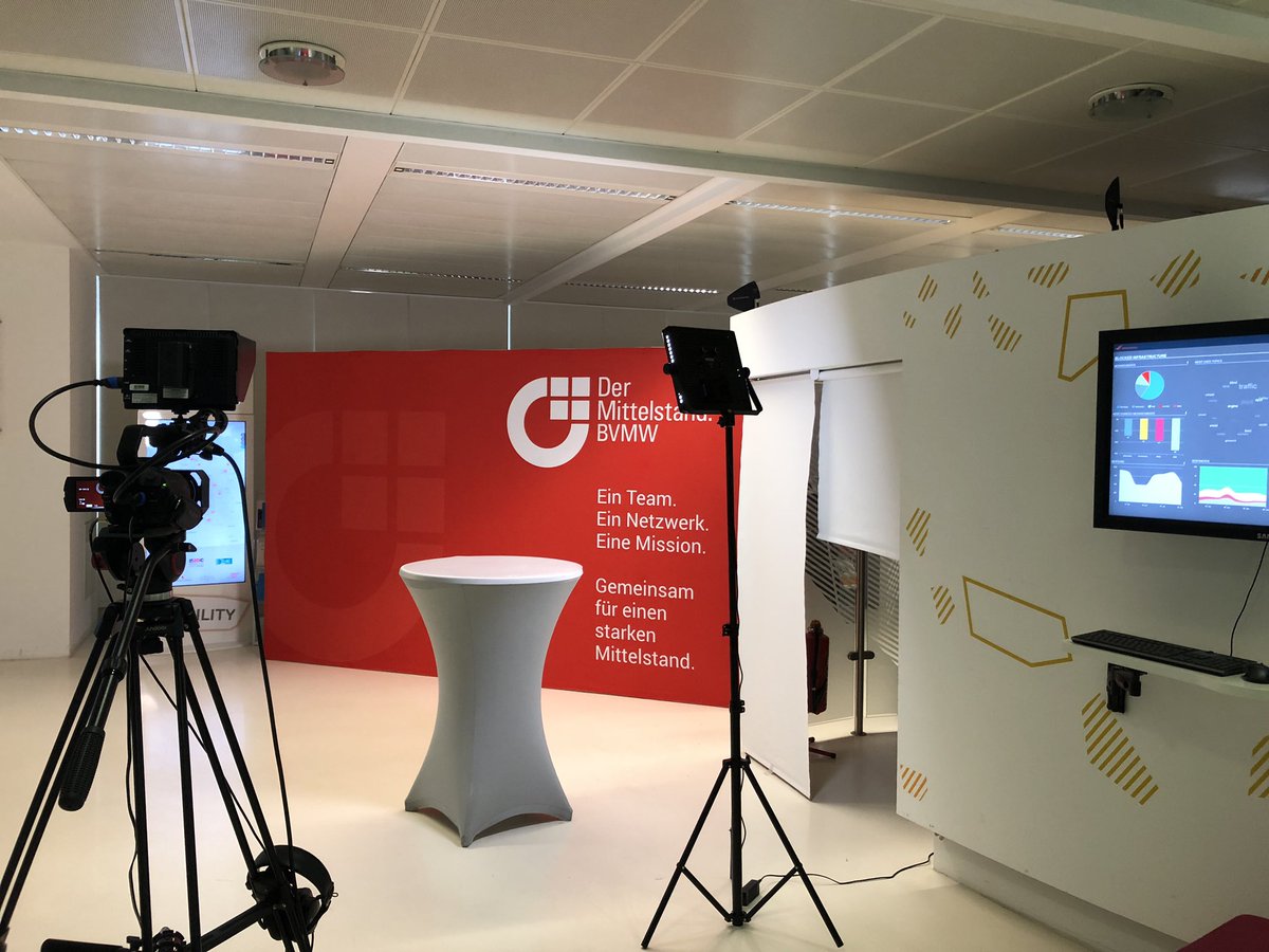 CINIQ_Center's tweet photo. Der @BVMWeV macht sich bereit für die heutige Abendveranstaltung.

Was brauchen wir in der unübersichtlichen Welt der technologischen #Innovationen? 

Praxisbeispiele und ein #Netzwerk meinen @BVMWeV und @versatel https://t.co/hum9vCeKHz
