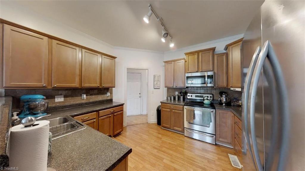 RealtyOneTriad's tweet photo. Beautiful home for sale in #ForsythCounty! This beautiful home in desirable Hastings Hill Farm has a huge kitchen that is great for entertaining with tons of cabinets and counter space. Learn more: https://t.co/Smqrnkkcru https://t.co/iECAzOBBAd