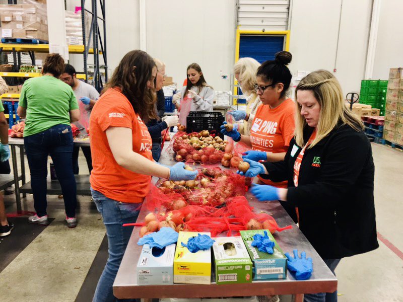USFoodsCareers's tweet photo. Here at @USFoods we love to support our communities! Here are our some of our colleagues volunteering at the @ILfoodbank #WeHelpYouMakeIt #helpingcommunitiesmakeit https://t.co/kv38VZBoud