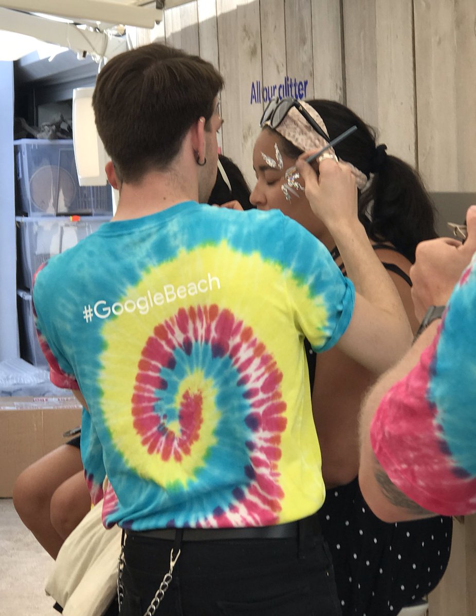 DigitalLA's tweet photo. 🌈 Google Beach gets a Pride makeover today with tie-dye shirt making, PRIDE photo opp, and lots of rainbow pom-poms and pinwheels #GoogleBeach #CannesLions #GooglePride https://t.co/aqLZ8WlVUa