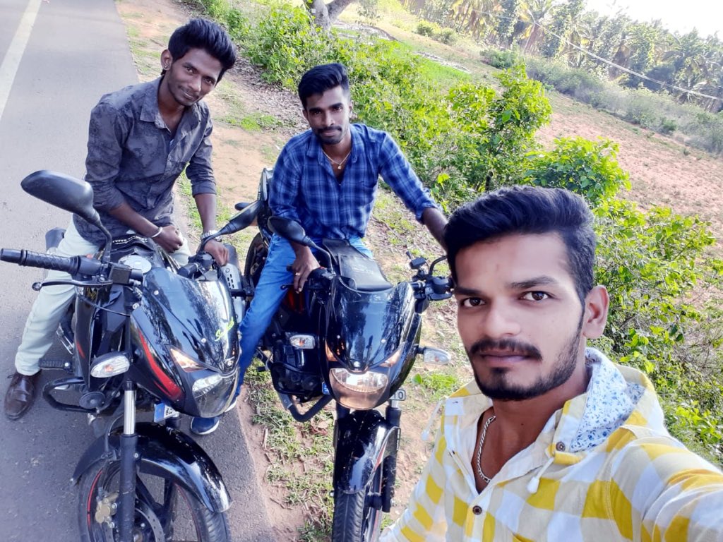 princeRamu7's tweet photo. #ನಮ್ಮಂತ_ಹುಡುಗರು_ಸಿಗಬೇಕಂತ😎??
#ಹುಡಿಗಿರು_ದೇವಸ್ಥಾನದಲ್ಲಿ 
#ತುಪ್ಪದ_ದೀಪ_ಹಚ್ತಾರಂತೆ🔥
     #ನಿಜಾನಾ_ಮಚ್ಚಾ😍
    😍✌#Ramu_Mahi_Shivu😍 https://t.co/yhzuW0sMN4