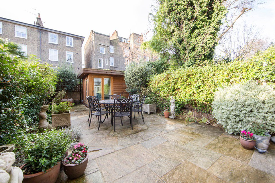 DestLondon's tweet image. Our Aldridge Road Villas property is located in Notting Hill ✨  With award-winning cafes and some of the world's best-loved market  stalls, you'll be spoilt for choice. Book now to ensure your ideal  London vacation!👇

destinationlondon2000.com/property-info/…

#london #londonvacation