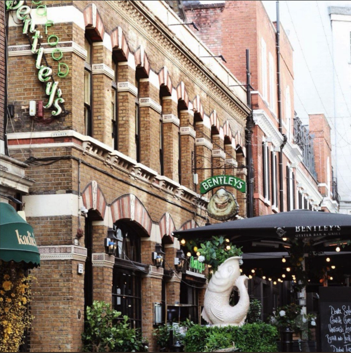 WadeCeramics's tweet photo. #spotted – A giant Gluggle Jug outside @Bentleys_london in London! It’s great to see the iconic design on a large scale, and even better to see our good friends at #PlymouthGin featuring in the #Gin #Martini masterclass at Bentley’s Oyster Bar and Grill.
 
#ceramics #packaging https://t.co/NDkwbvstrT