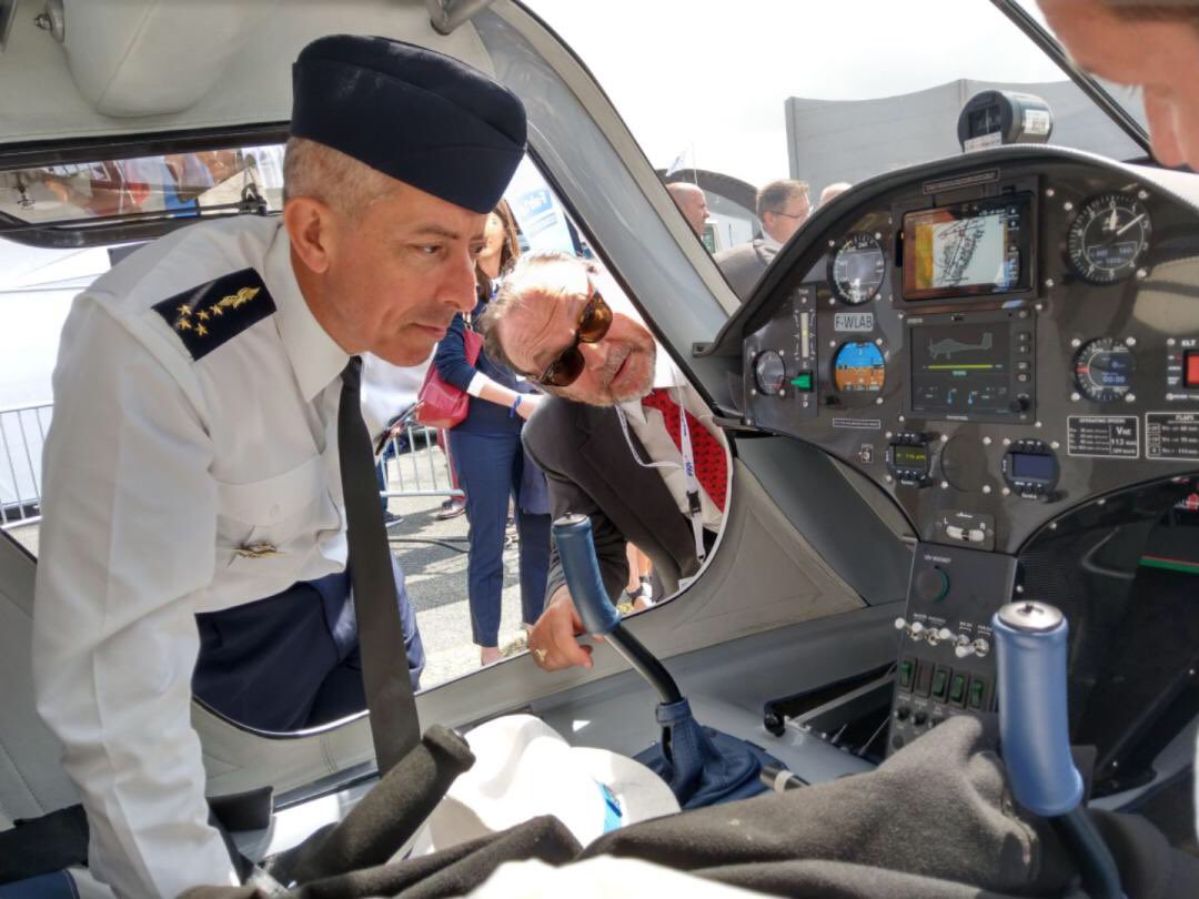 FFAeronautique's tweet photo. On continue les visites VIP avec la venue du Chef d’État-Major de l’Armée de l’Air Philippe Lavigne ! 

#SIAE19 #AlphaElectro #avionelectrique https://t.co/cZh1K8ZSY6