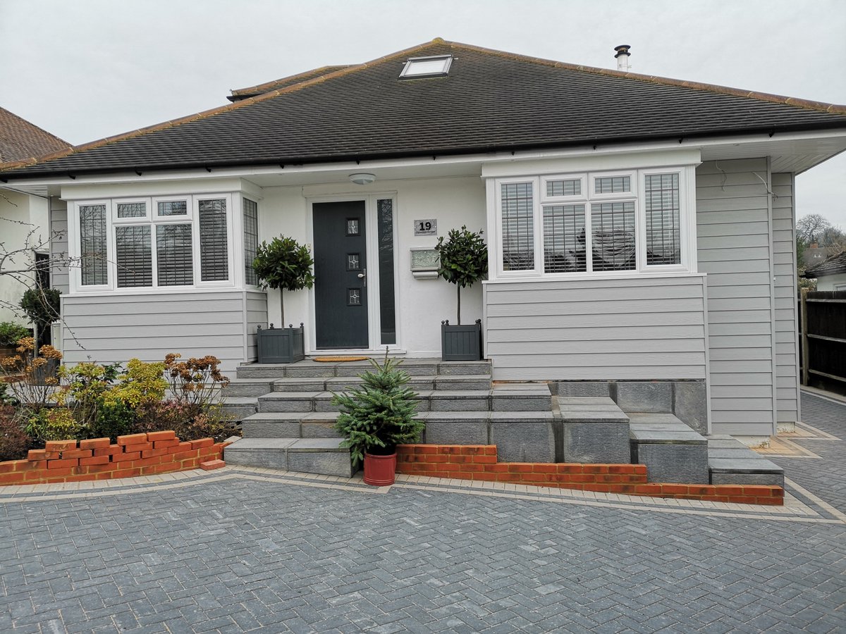 SquaredealUPVC's tweet photo. #TBT Throwback to this beautiful installation in #PearlGrey! You guys are really loving these new colours, and im not surprised 😍👌🏘️ #Squaredeal @JamesHardieUK #Exterior #Cladding https://t.co/wx3WrUIp3T