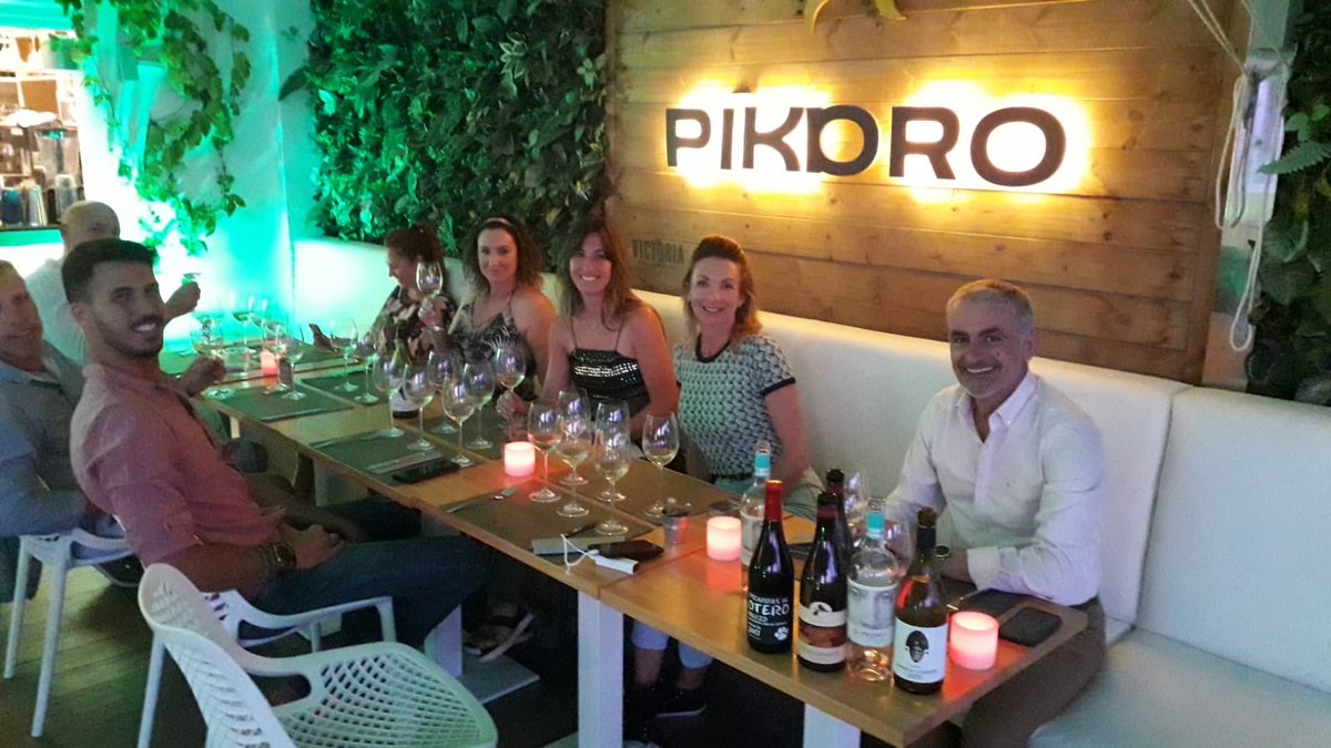 PickingMalaga's tweet photo. Gracias a #PikaroBeach, @AdegasGalegas y a todos los que participasteis en la cata-maridaje de ayer🍴🍷 ¡Un placer trabajar rodeados de profesionales!
#pickingmalaga #pikaro #marbella #adegasgalegas #bodega https://t.co/aja8on7gQz
