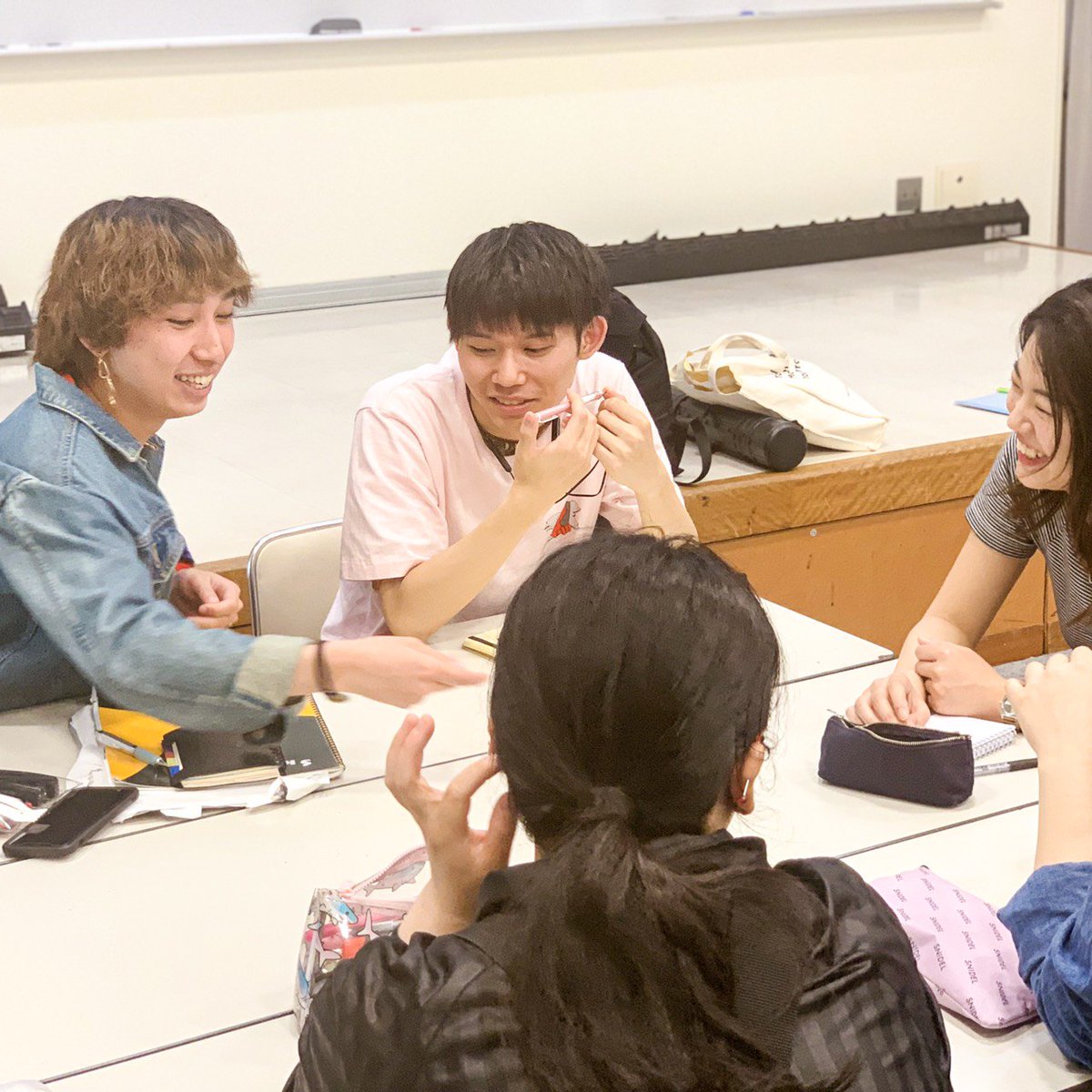 osbunkashimotea's tweet photo. クリエイター学科３年は就活真っ只中😵💧ビジネスコミュニケーション授業ではグループディスカッションしながら、内定者の成功の秘訣や、面接失敗話や試験などの情報交換をして就活の意識を高め頑張ってます‼️ #大阪文化服装学院 #osakainstituteoffashion https://t.co/wxgZvwabRy