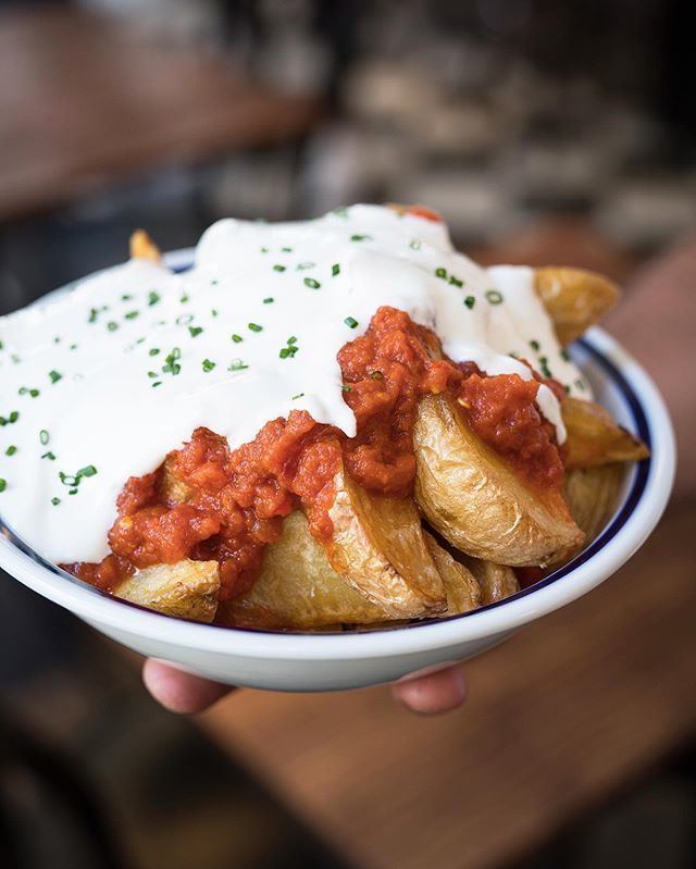 Hoy es el #DiaMundialdelaTapa, así que entramos en #MadridCentral con <a href="/zity_es/">Zity</a>, nos marcamos una ruta de buen tapeo por Malasaña, y te contamos dónde tienes que ir sí o sí 😙
Échale un ojo en la Bio. ¡Estas pedazo de bravas (y otros hits del barrio) t… bit.ly/31IN9az