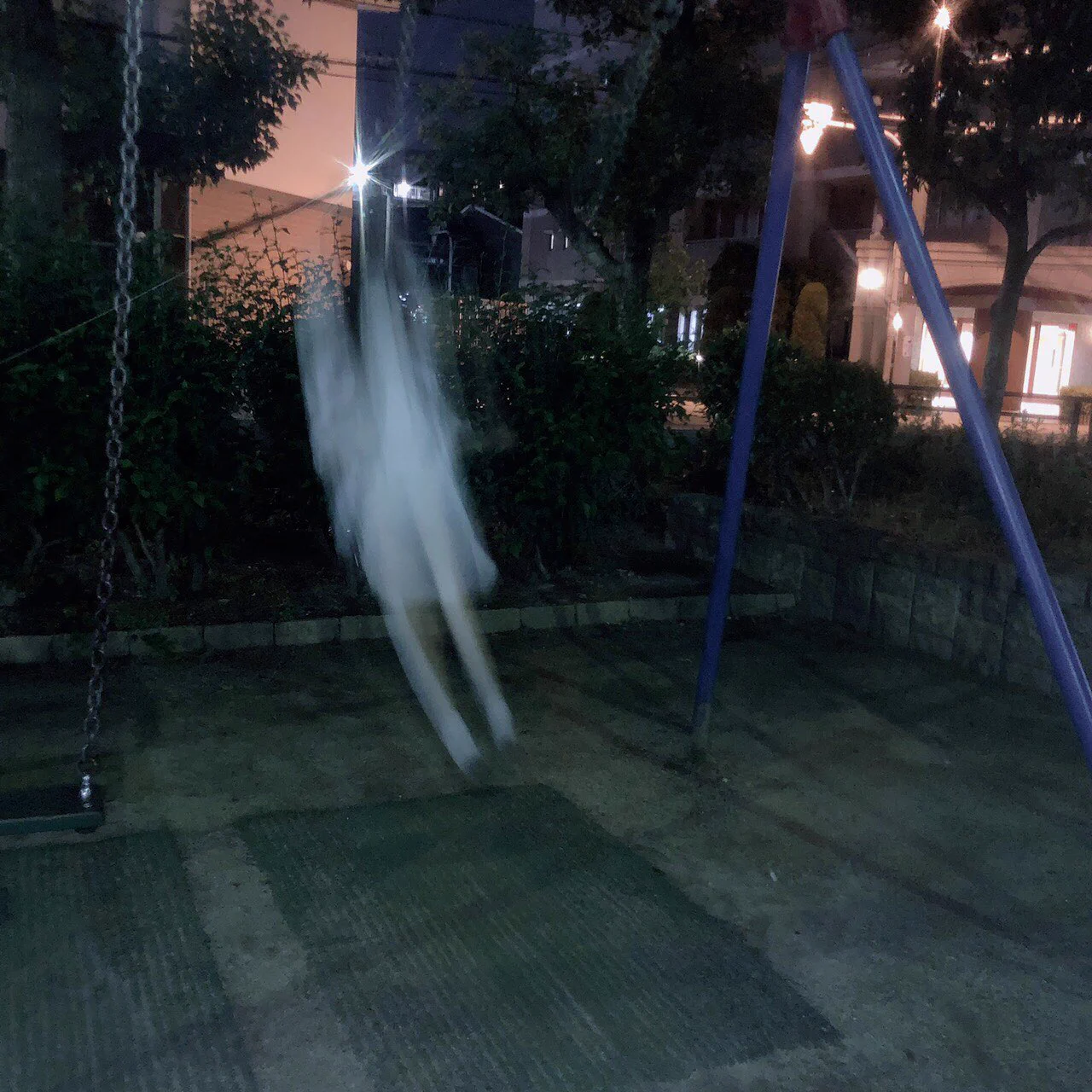 純白のワンピースを着てカワイイ写真が撮れると思ったら？心霊写真が撮れてしまうwww