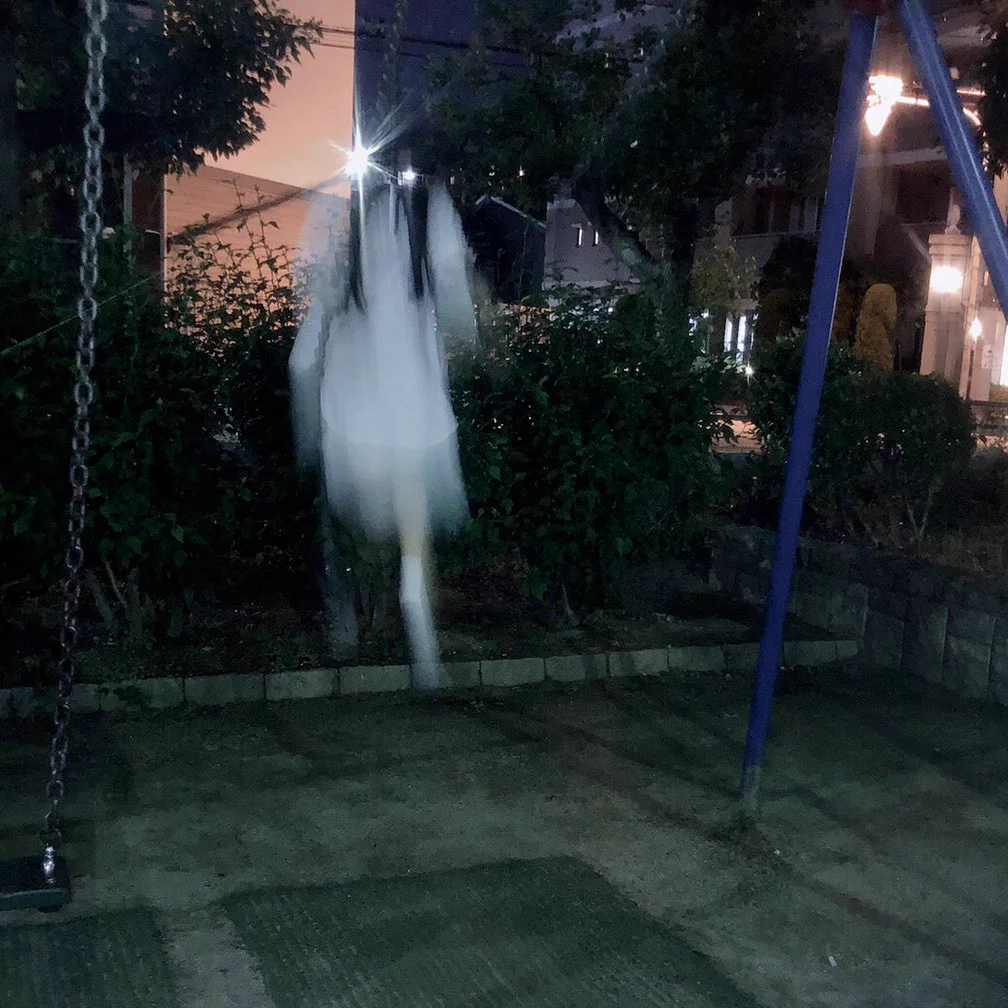 純白のワンピースを着てカワイイ写真が撮れると思ったら？心霊写真が撮れてしまうwww