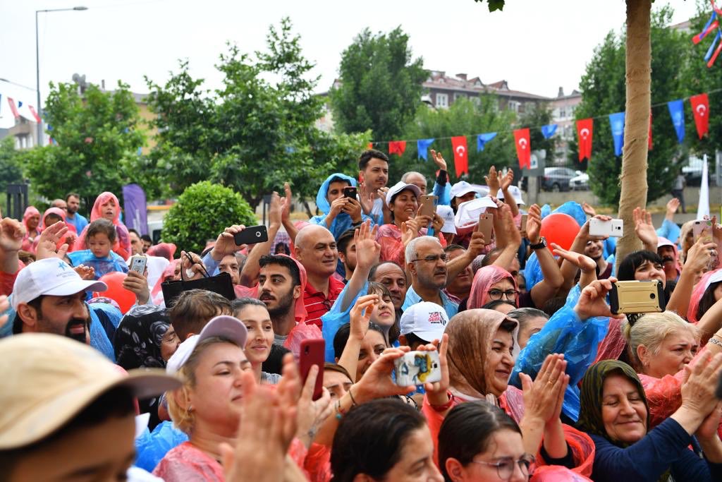 Kreş Seferberliği de başladı.
Küçükçekmece Belediyesi Halkalı 'Yuvamız İstanbul' Gündüz Bakımevi'nin açılışını yaptık. Göreve geri döndüğümüzde İBB olarak acilen en çok ihtiyaç olan 150 mahallede kreş açacağız. 
#HerŞeyÇokGüzelOlacak