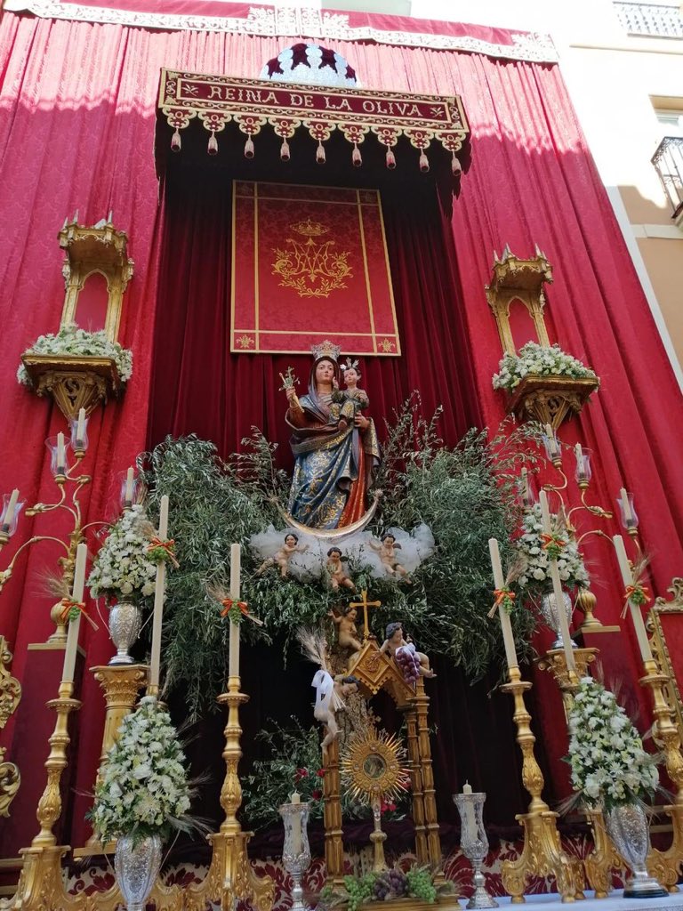 El Corpus en Sevilla es una maravilla..
#corpuschristi #sevilla #andalucia #altar #olivadesalteras #callesierpes
