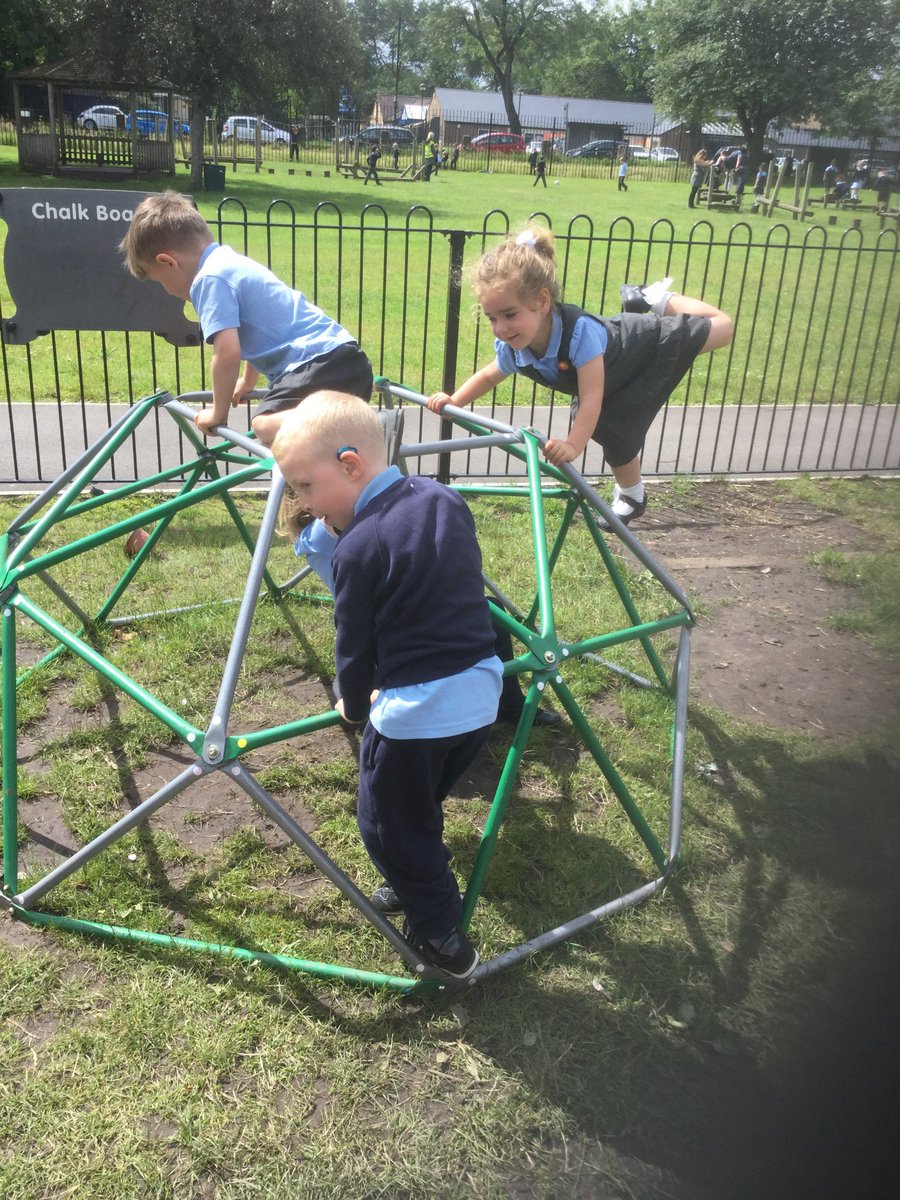 AHPSoldaccount's tweet image. We&apos;ve had a very physical morning outdoors; moving and handling tyres and practising balances and turns #grossmotordevelopment #takingrisksineyfs