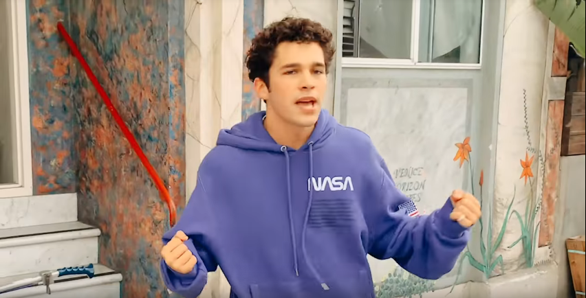 HotBodyBoyz's tweet photo. My favorite moment from the video! #DancingWithNobodyOUTNOW @MahoneAccess https://t.co/74S6A52KVl