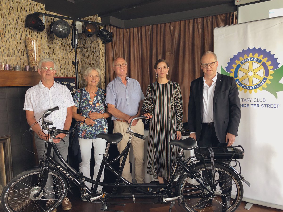 OpenVldOostende's tweet photo. Schepen @bhatti_hina maakt het uitlenen van aangepaste fietsen mogelijk vr mensen met een beperking, dankzij de schenking van 2 elektrische tandems door Rotary Oostende - Ter Streep. Een mooie aanvulling op het aanbod van rolstoelfietsen dat @StadaanZee tot nu toe verhuurd. https://t.co/F7N9zWVG9Y