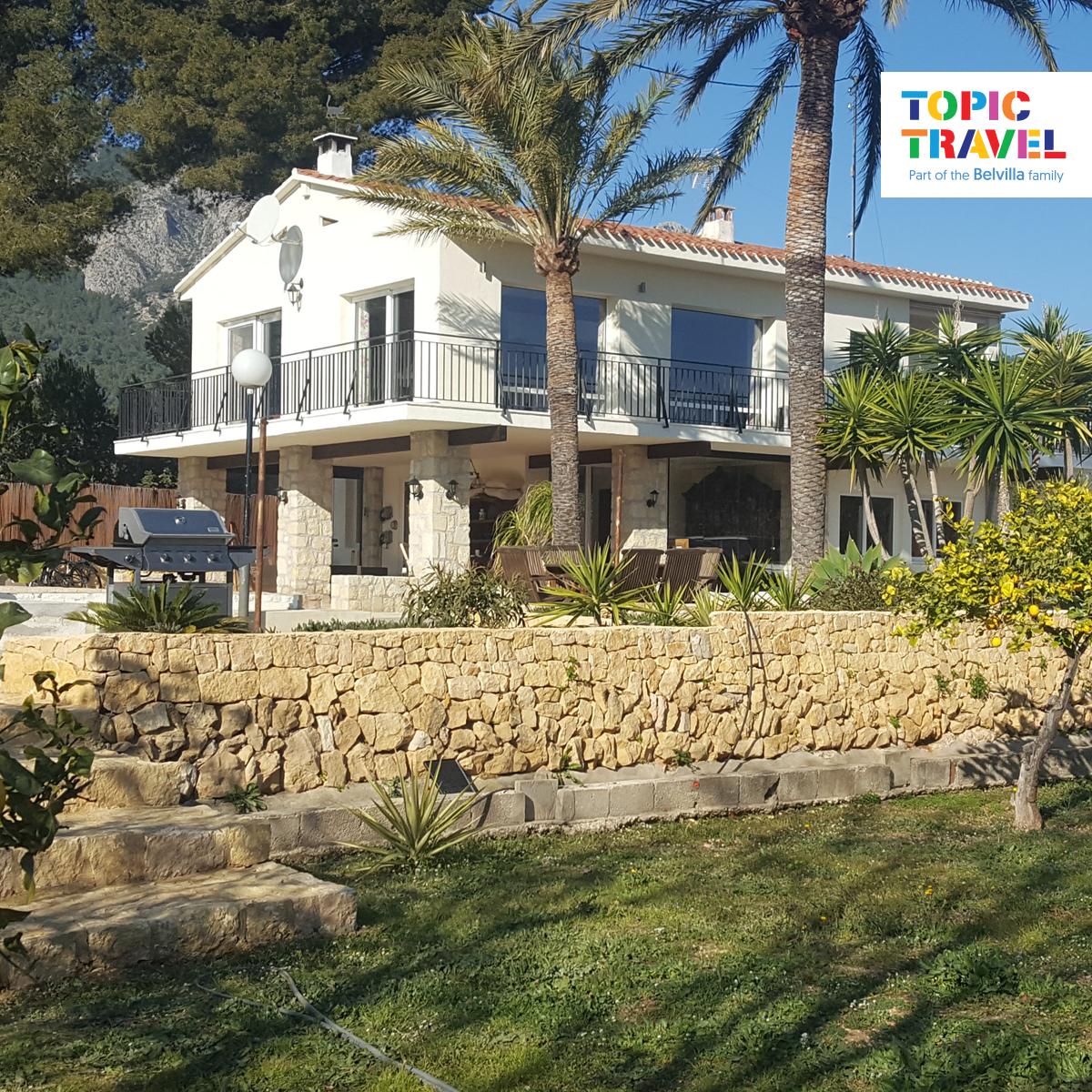TopicTravel's tweet image. Nieuw!😱 Deze typische Spaanse villa beschikt over een eigen zwembad en een groot terras met prachtig uitzicht. Geniet samen met drie anderen van al het moois dat de villa en Spanje te bieden hebben. 😊 bit.ly/2KPOhTI