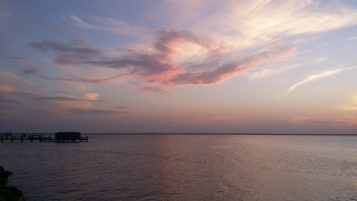 SpaceCoastSkies's tweet image. How the last day of spring started on the SpaceCoast. #sunrise #lovefl #snapthesun #StormHour #SpaceCoastSkies #flwx #WESHwx