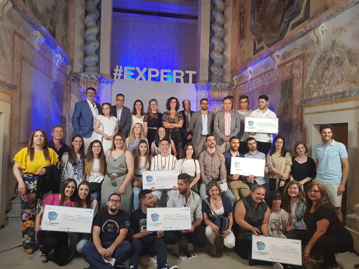 Festival_Merida's tweet photo. Este año colaboramos con los Premios #Expertemprende y los ganadores podrán disfrutar de los espectáculos del festival. Nuestro gerente @pblanco66 les entregó las entradas en un acto en Olivenza. Acercamos la #cultura y el #teatro a los más jóvenes.
@JCimarro @_PENTACION_ https://t.co/gByS2BpYfB