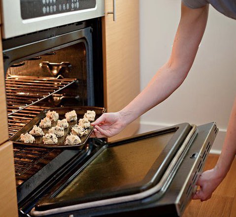 Me da vergüenza admitir que antes de mudarme a mi nuevo depa no sabia cocinar nada. 😅 Mi roomie Paula trabaja en una panadería y me esta enseñando. Ahora, al menos una vez a la semana cocinamos algo juntos!  🍪 😋 #BeFlatFit #VivamosJuntos