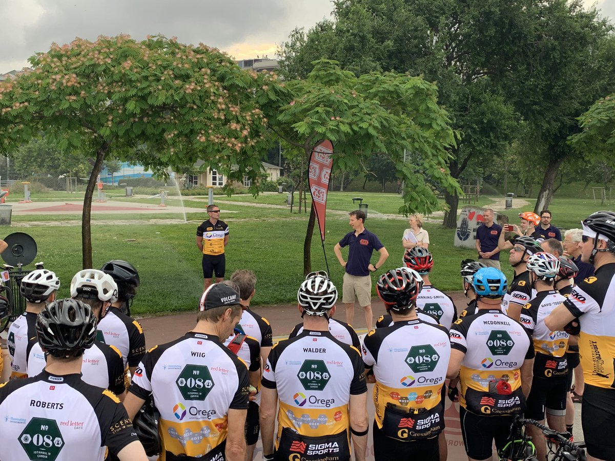 Harry from <a href="/1moreChild/">1moreChild</a> speaking to everyone before the “off” this morning. 390 miles left to go! uk.virginmoneygiving.com/fundraiser-dis…