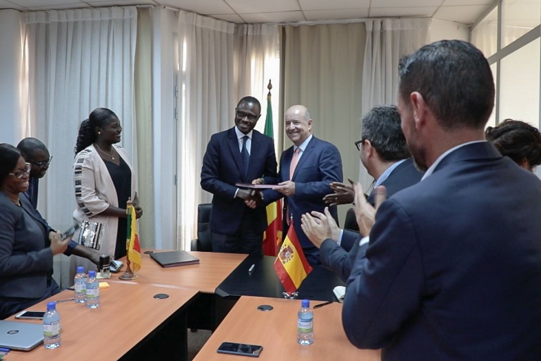 ITCCANARIAS's tweet photo. "1er acuerdo de colaboración que el ITC firma con una entidad pública de #Senegal”, Pedro Ortega. 
Firmamos Memorándum con #SECNSA para garantizar la #SeguridadAlimentaria y el acceso a la alimentación de Senegal.
👉https://t.co/GFqhgEDzsI

#Climarisk #InterregMAC #Resiliencia https://t.co/kOyIejc45o