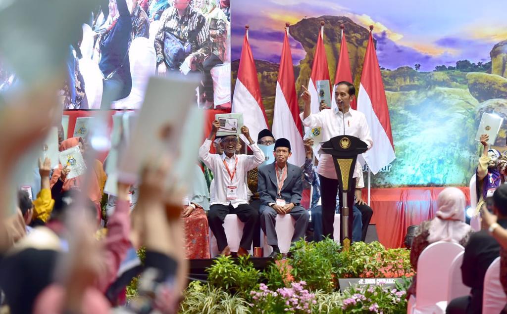 Menyerahkan 3.200 lembar sertifikat hak atas tanah bagi masyarakat Gresik di GOR Tridharma Petrokimia siang tadi.

Di seluruh Jawa Timur, dari 19.498.377 bidang tanah, 54,45 % di antaranya sudah bersertifikat.