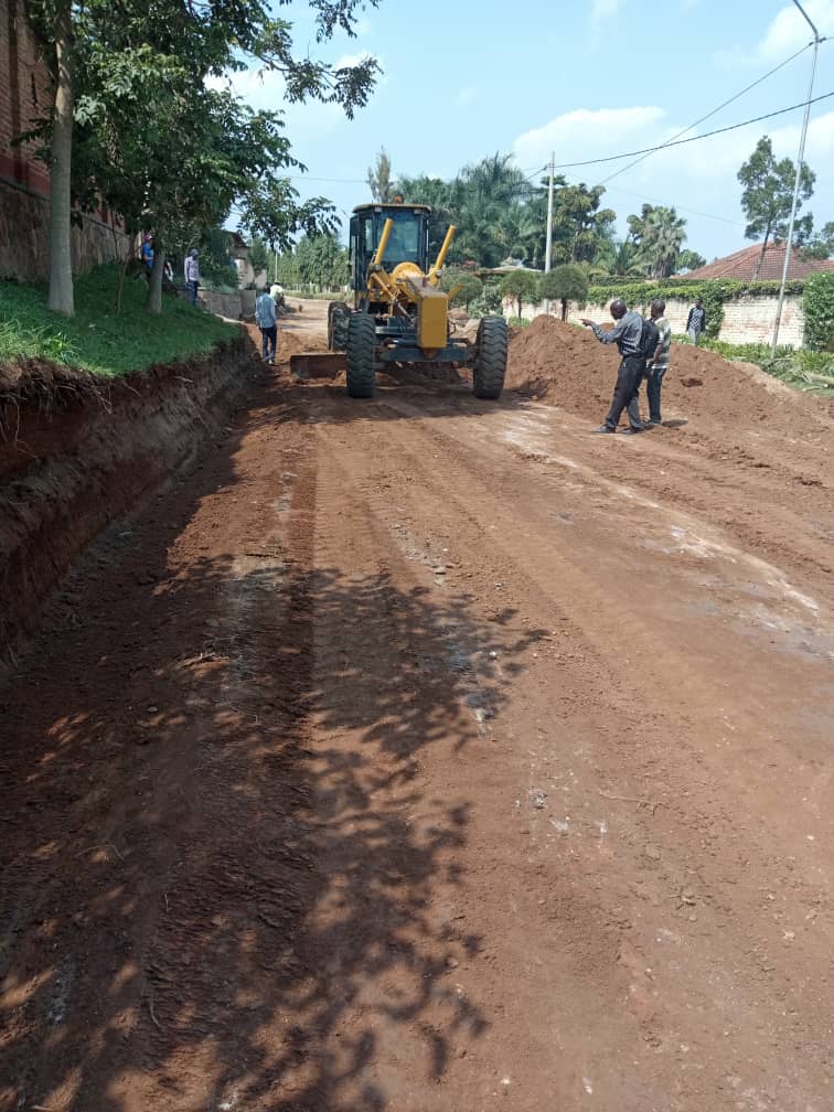 RugandoCell's tweet photo. Abaturage bo mukagari ka #Rugando mumidugudu ya #Rebero & #Gasasa batangiye igikorwa cyo kwiyubakira umuhanda KG624St ureshya na 295m aho bazawushyiramo kaburimbo ya Becouche . @Jadouwihanganye @CityofKigali @ashyaka @Gasabo_District @RwandaInfra @kimihururasect1 #RWOT @rnkaka https://t.co/5eWxfBCIoL