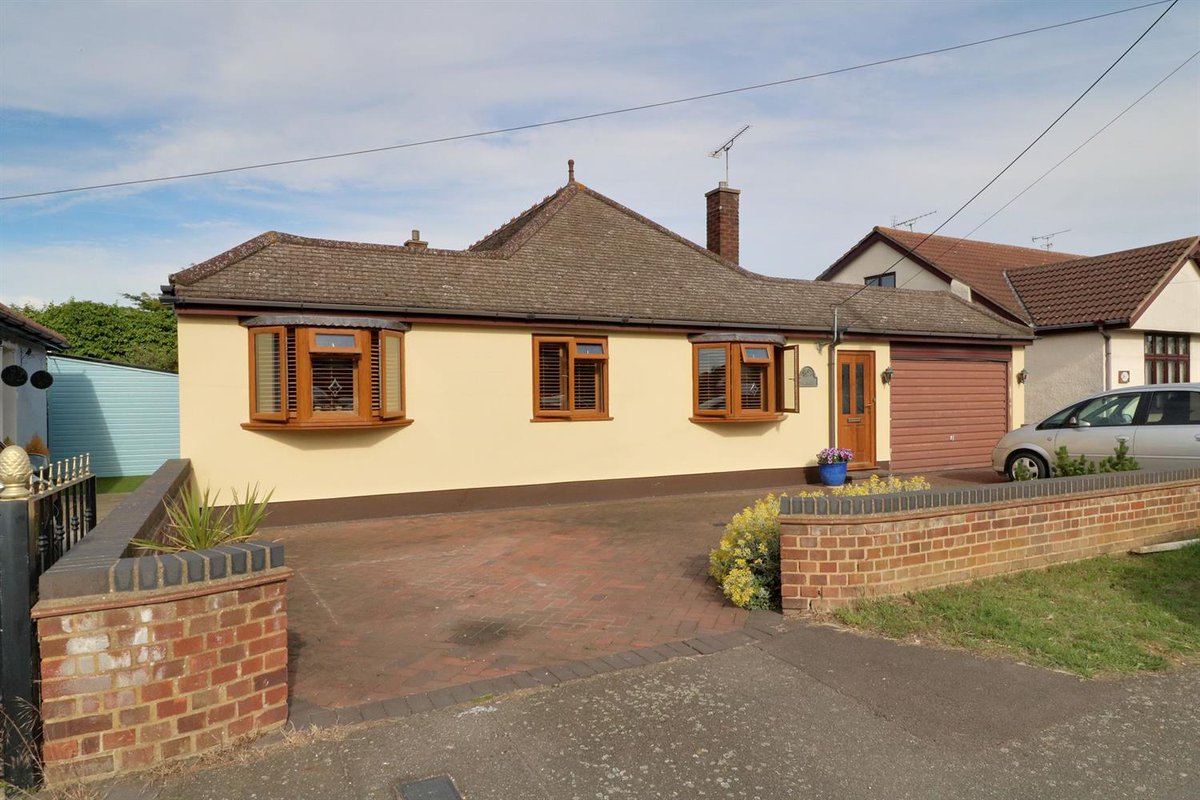 This four bedroom detached bungalow has been made with family in mind, in a great location too. flinklp.haart.co.uk/ForSaleV5/?pro…