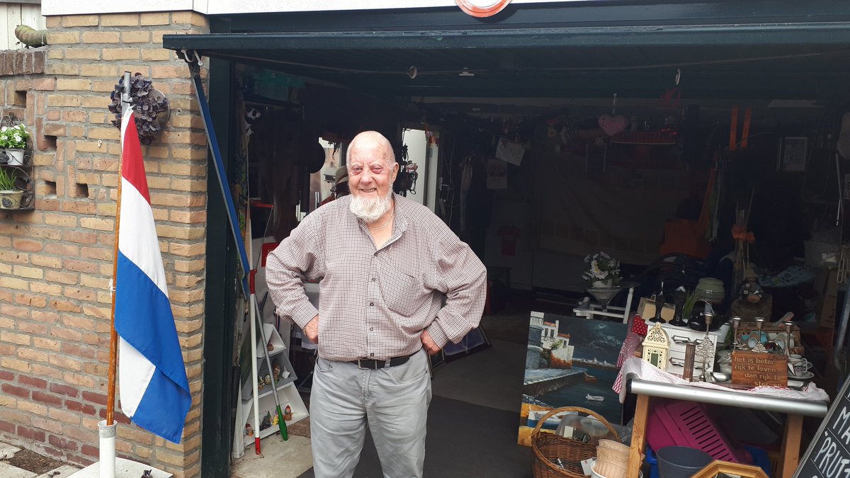 B_Visschedijk's tweet photo. Praatje met Opa vd Molukkenstraat met zijn favoriete rommelmarkt #opakabouter #tuinpraat #binding #wijsheid #wijkagent #politie @POL_Enschede @WijkZuidOost ๐ณ๐ฑ https://t.co/LYmsJdrFVE
