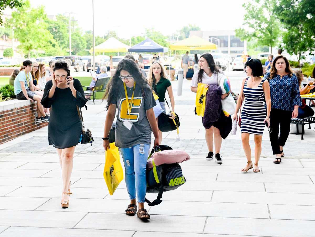 utcparents's tweet photo. #TBT to our first Freshman Orientation session this summer. Round 3 starts today and we have a feeling it’s gonna be a great day. If you’re a parent or family member here with us today, make sure to stop by & see us during check-in.
#UTCParents #UTC23 https://t.co/rwEcOJG7dN