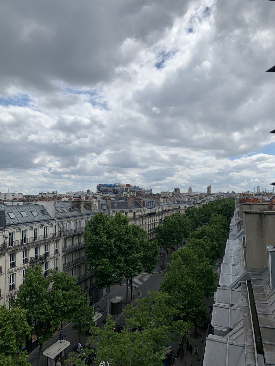 clementsauvage's tweet photo. Je viens d’arriver chez @BreegaVC y’a plein de travaux (by @travauxlib ?) ça va être chouette. En tout cas la vue est assez dingue 🤩 #Paris #rooftop #vc #VCStories (poke @MaximilienBacot) https://t.co/kfeAnA5p6V