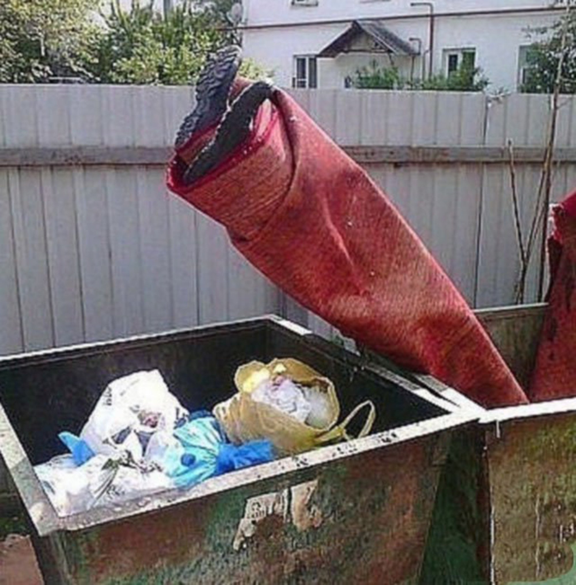 Выкидывает в мусорку